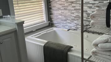 Baignoire, baignoire Ă jets, sĂšche-cheveux, serviettes fournies