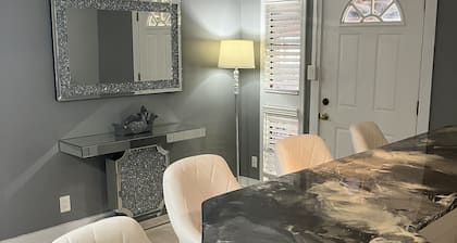 🌴Country Log Cabin - 2 Bedrooms, & JACUZZI bath Near BEACH!