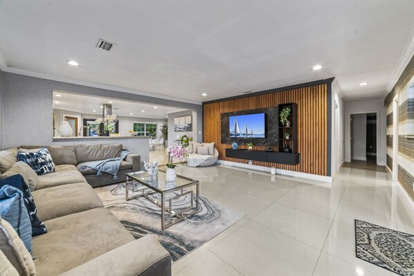 Smart TV, fireplace, table tennis