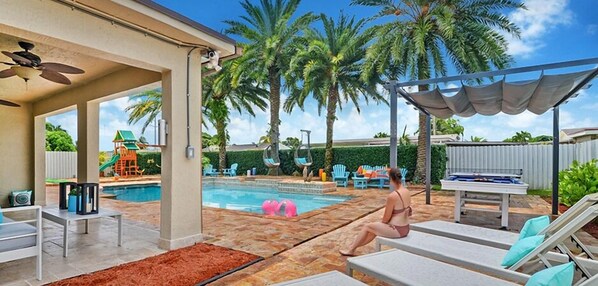 Alberca al aire libre y alberca climatizada