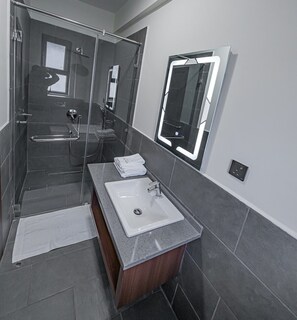 Appartement | Salle de bain | Douche, serviettes fournies
