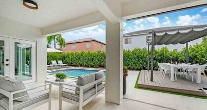 Family Fun Villa Pool, Games & Outdoor Kitchen