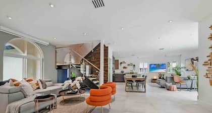 Corsica Luxe Villa/BBQ, Heated Pool, Games & Fun