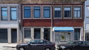 Uma fileira de edifícios altos com um barbeiro no andar térreo.