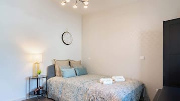 5 bedrooms, iron/ironing board, WiFi, bed sheets