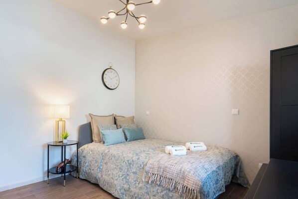 5 bedrooms, iron/ironing board, WiFi, bed sheets - Simple Private Houses | Center by HostWise (Porto)