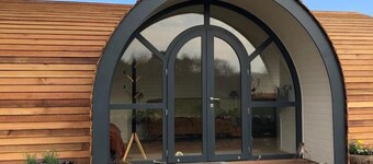 Oak Tree Retreat - sleeps 2 guests  in 1 bedroom