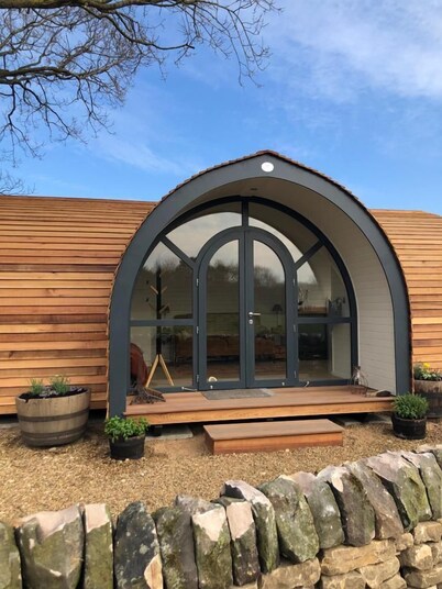 Oak Tree Retreat - sleeps 2 guests in 1 bedroom