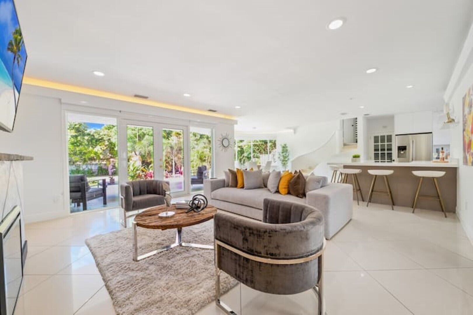 Smart TV, chimenea, futbolito, mesa de ping pong