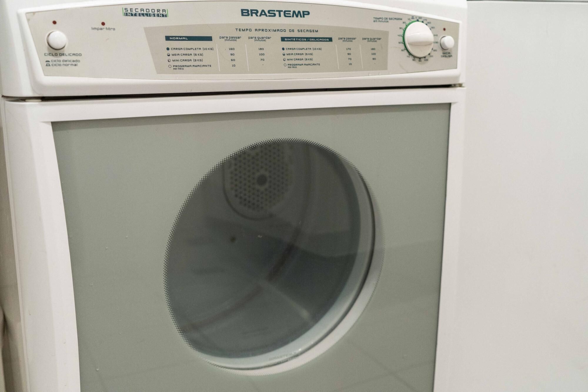 Eine Frontansicht einer Waschmaschine von Brastemp mit einer Bedienblende, die verschiedene Einstellungen anzeigt, und einer großen Glastür.