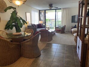 Een televisie en tafelvoetbal