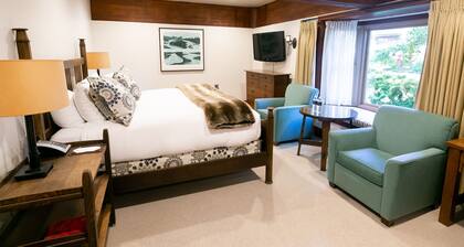 Deluxe King Room Hotel Room by RedAwning