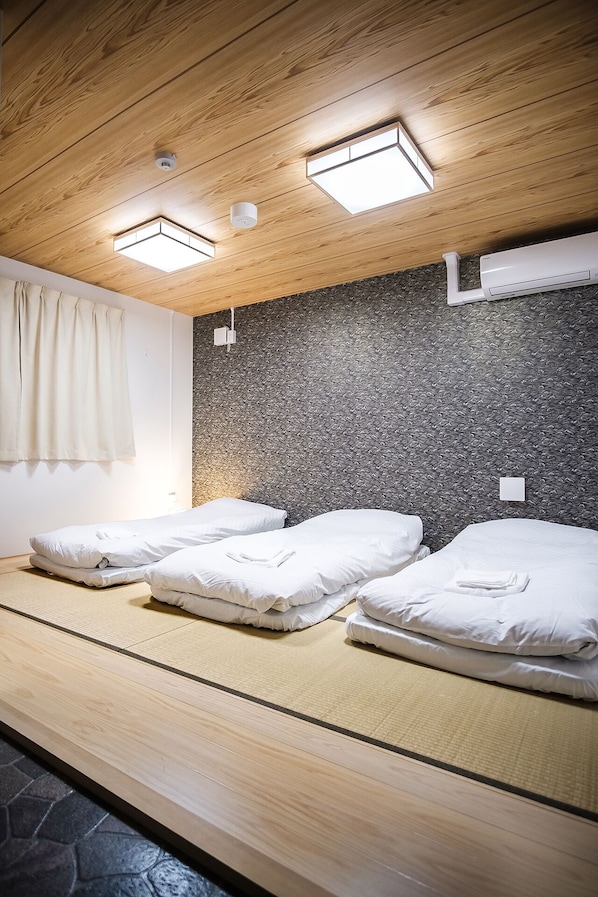 4 人部屋 | WiFi (無料)、ベッドシーツ