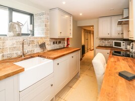 Refrigerador, lavavajillas, utensilios de cocina