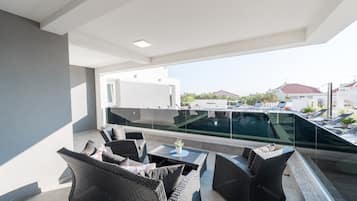 Deluxe-Apartment, 2 Schlafzimmer, Balkon | Badezimmer | Dusche, kostenlose Toilettenartikel, Haartrockner, Handtücher