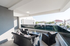 Deluxe Apartment, 2 Bedrooms, Balcony | Bathroom | Shower, free toiletries, hair dryer, towels