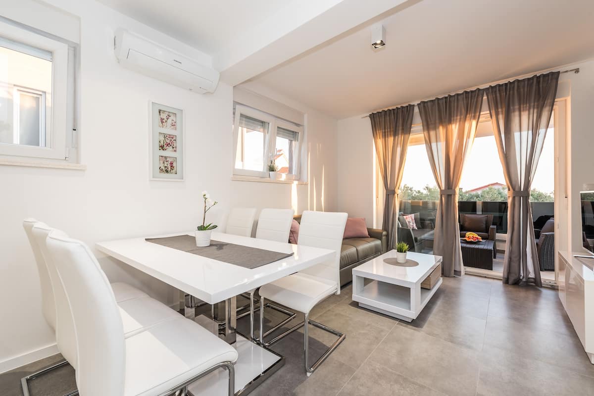 Luxury-Apartment, 2 Schlafzimmer, Balkon | Essbereich im Zimmer