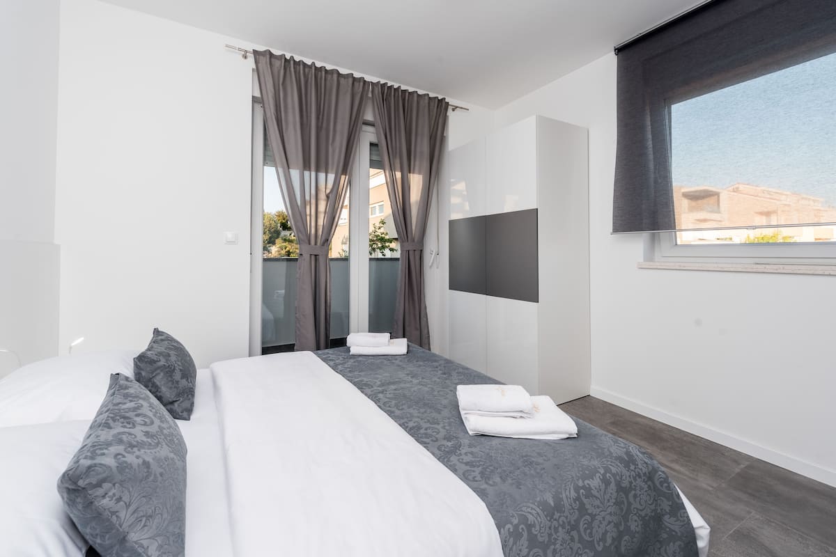Luxury-Apartment, 2 Schlafzimmer, Meerblick | 2 Schlafzimmer, Zimmersafe, Verdunkelungsvorhänge, Bügeleisen/Bügelbrett