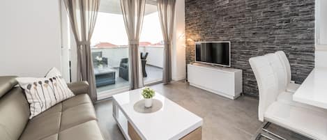 Appartamento Deluxe, 2 camere da letto, vista mare | Area soggiorno | TV LCD 55 pollici con canali satellitari, TV