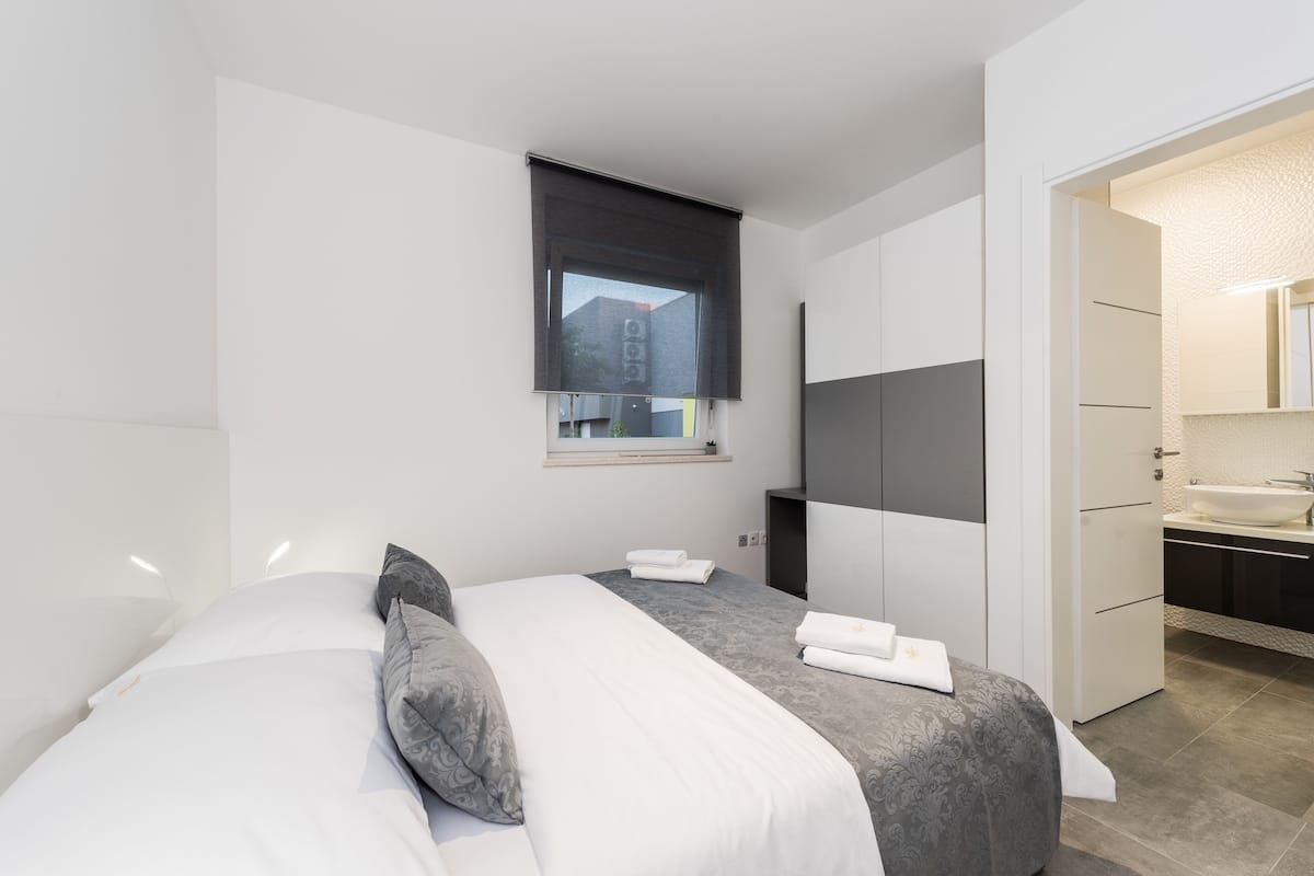 Deluxe-Apartment, 2 Schlafzimmer, Balkon | 2 Schlafzimmer, Zimmersafe, Verdunkelungsvorhänge, Bügeleisen/Bügelbrett