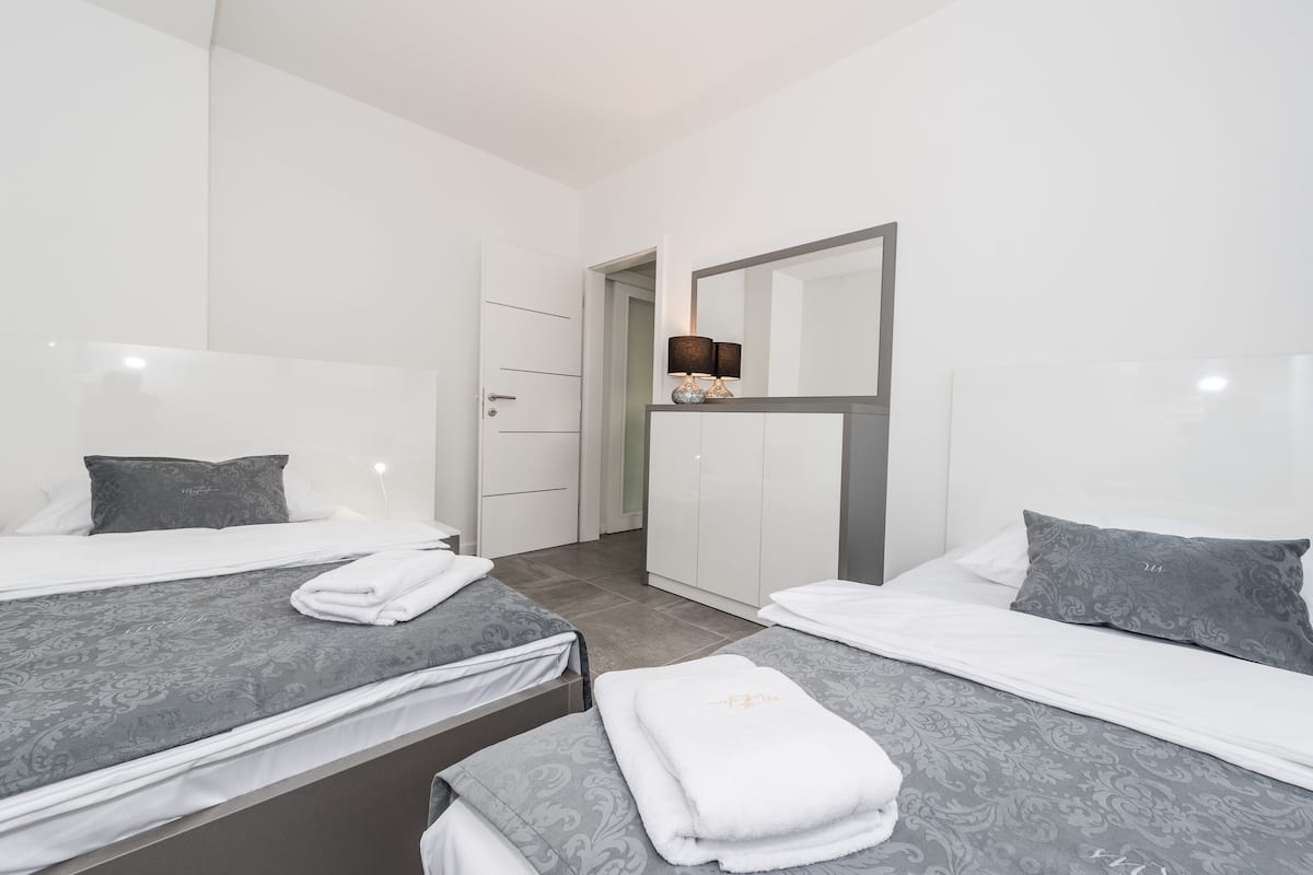 Deluxe-Apartment, 2 Schlafzimmer, Meerblick | 2 Schlafzimmer, Zimmersafe, Verdunkelungsvorhänge, Bügeleisen/Bügelbrett
