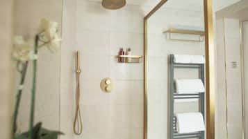 Superior King Room | Bathroom