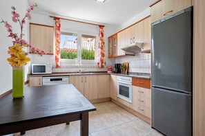 Réfrigérateur, plaque de cuisson, lave-vaisselle, cafetière/bouilloire