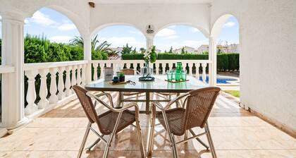 Villa "Laura piscina privada y aire" with Pool & Garden