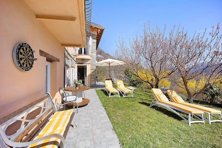 屋外ダイニングエリア. Holiday Home "Casa dei Tigli" with Mountain View, Garden & Wi-Fi