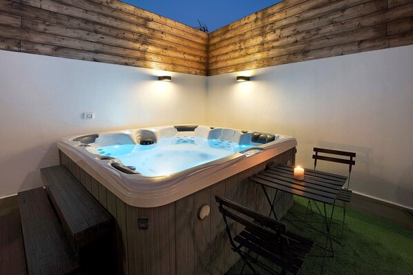 Outdoor spa tub - Vacation Home "Casa Miranda" with Whirlpool & Wi-Fi (Candelaria)