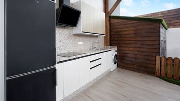 Réfrigérateur, micro-ondes, four, plaque de cuisson