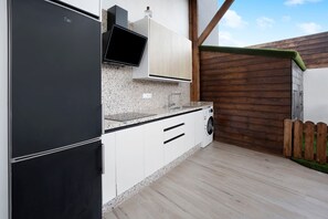 Fridge, microwave, oven, stovetop - Vacation Home "Casa Miranda" with Whirlpool & Wi-Fi (Candelaria)