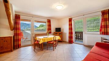 Fernseher, Tischtennisplatte