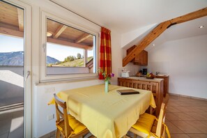 Dining - Holiday Accommodation "Gasserhof Ferienwohnung Morgenduft" (Caines)