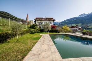 Pool - Holiday Accommodation "Gasserhof Ferienwohnung Morgenduft" (Caines)