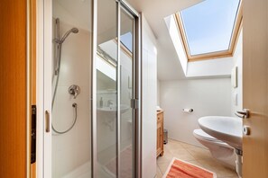 Shower, hair dryer, towels - Holiday Accommodation "Gasserhof Ferienwohnung Morgenduft" (Caines)