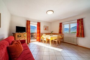 TV, table tennis - Apartment "Gasserhof Edelrot" with Mountain View, Shared Pool & Wi-Fi (Caines)