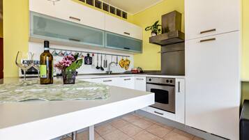 Kühlschrank, Mikrowelle, Ofen, Herdplatte