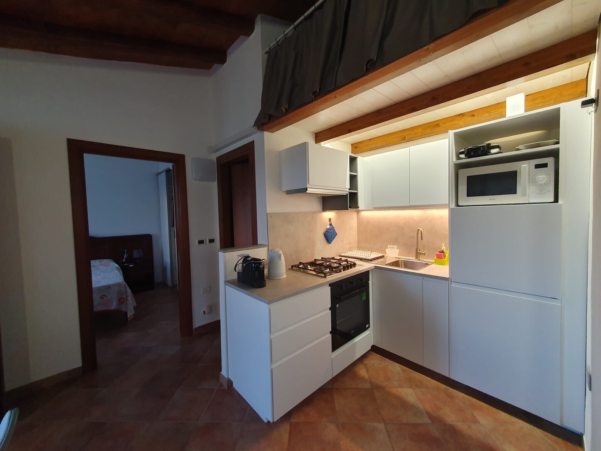 Frigorifero, microonde, forno, piano cottura