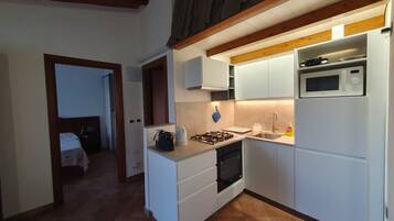 Frigorifero, microonde, forno, piano cottura