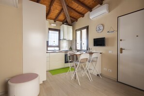 Dining - Vacation Home "Marina Holiday" with Sea View, 2 Private Terraces & Wi-Fi (Torre di Bari)