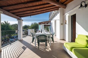Outdoor dining - Vacation Home "Marina Holiday" with Sea View, 2 Private Terraces & Wi-Fi (Torre di Bari)
