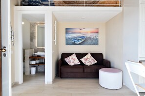 TV - Vacation Home "Marina Holiday" with Sea View, 2 Private Terraces & Wi-Fi (Torre di Bari)