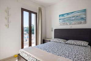 1 bedroom, free WiFi, bed sheets - Vacation Home "Marina Holiday" with Sea View, 2 Private Terraces & Wi-Fi (Torre di Bari)