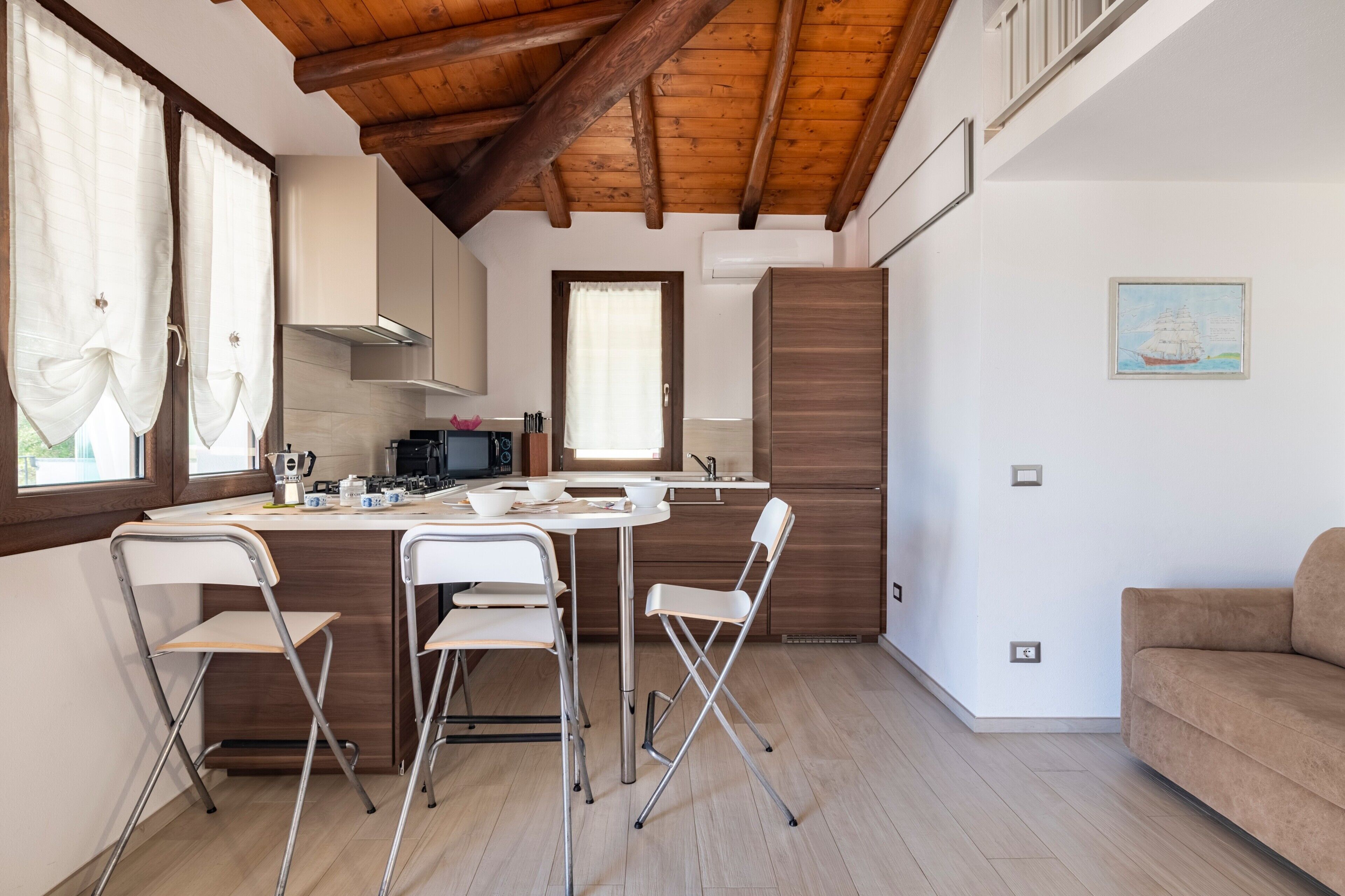 Frigorifero, microonde, forno, piano cottura