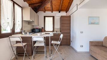 Frigorifero, microonde, forno, piano cottura