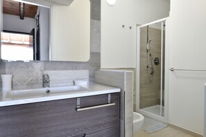 Dusche, Haartrockner, Handtücher