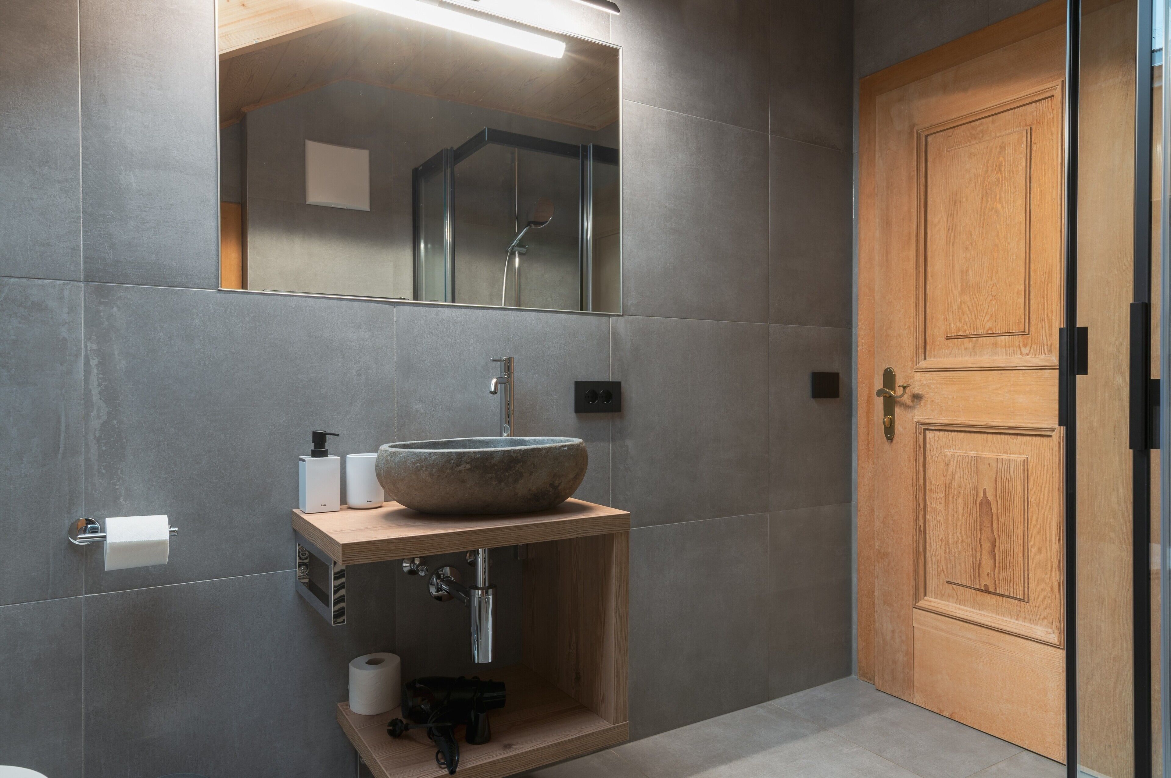 Bathtub, hair dryer, towels