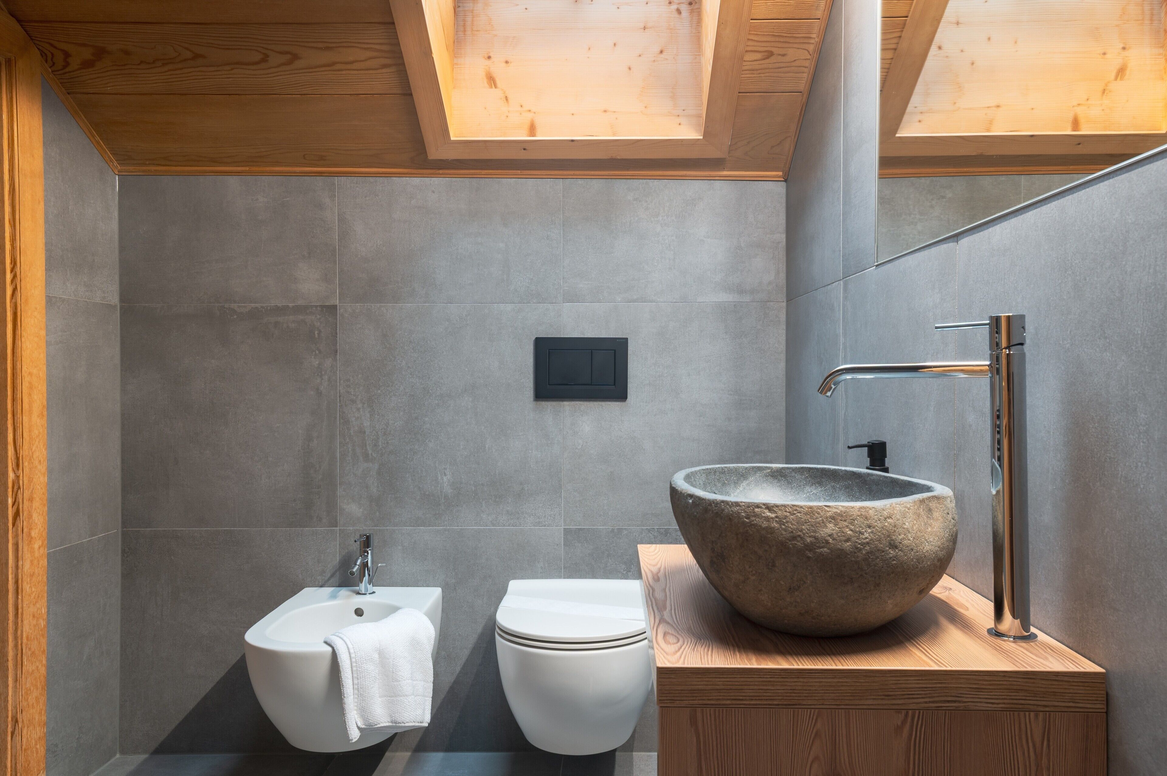 Badewanne, Haartrockner, Handtücher