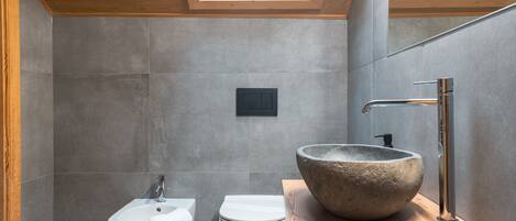 Badewanne, Haartrockner, Handtücher